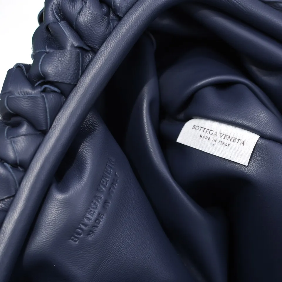 🔥🔥The counterattack of the popular Bottega Veneta started with this series of cloud bags, which went viral in the fashion circle and started a craze! Out of stock, out of stock, out of stock... One piece is hard to find, super hard to buy, regardless of age, season, or occasion. Very classy. Really, if you carry this on the road, it will turn heads! This is also the reason why this series is so expensive. Large size: 38*20*8.5cm [Big Cloud Weave] Dark Blue